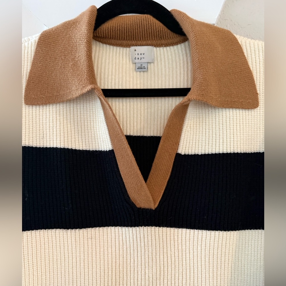 A New Fay Black and Cream V-Neck Sweater - Picture 5 of 6